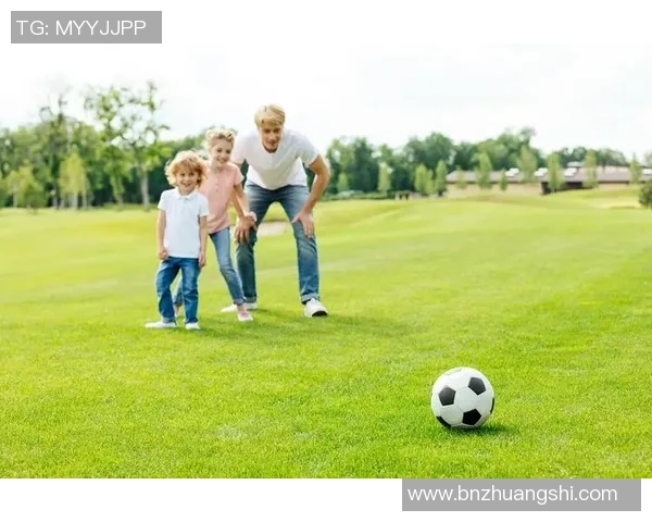 足球明星与孩子的欢乐时光父爱如山的温馨瞬间